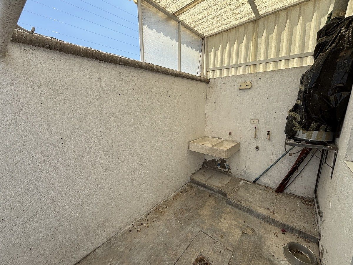 6 of 16: Área de lavado techada