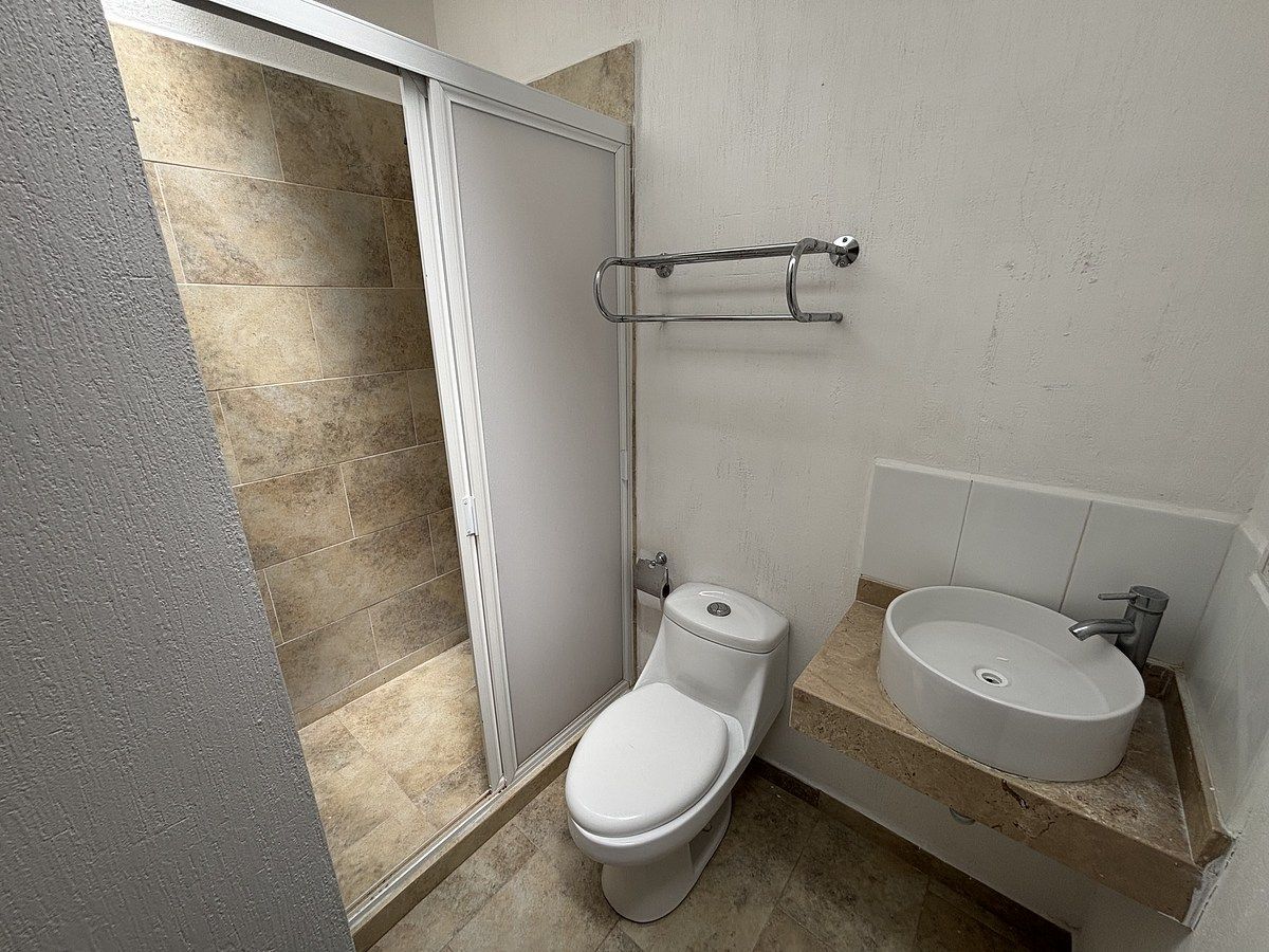 14 of 16: Baño completo compartido por las secundarias