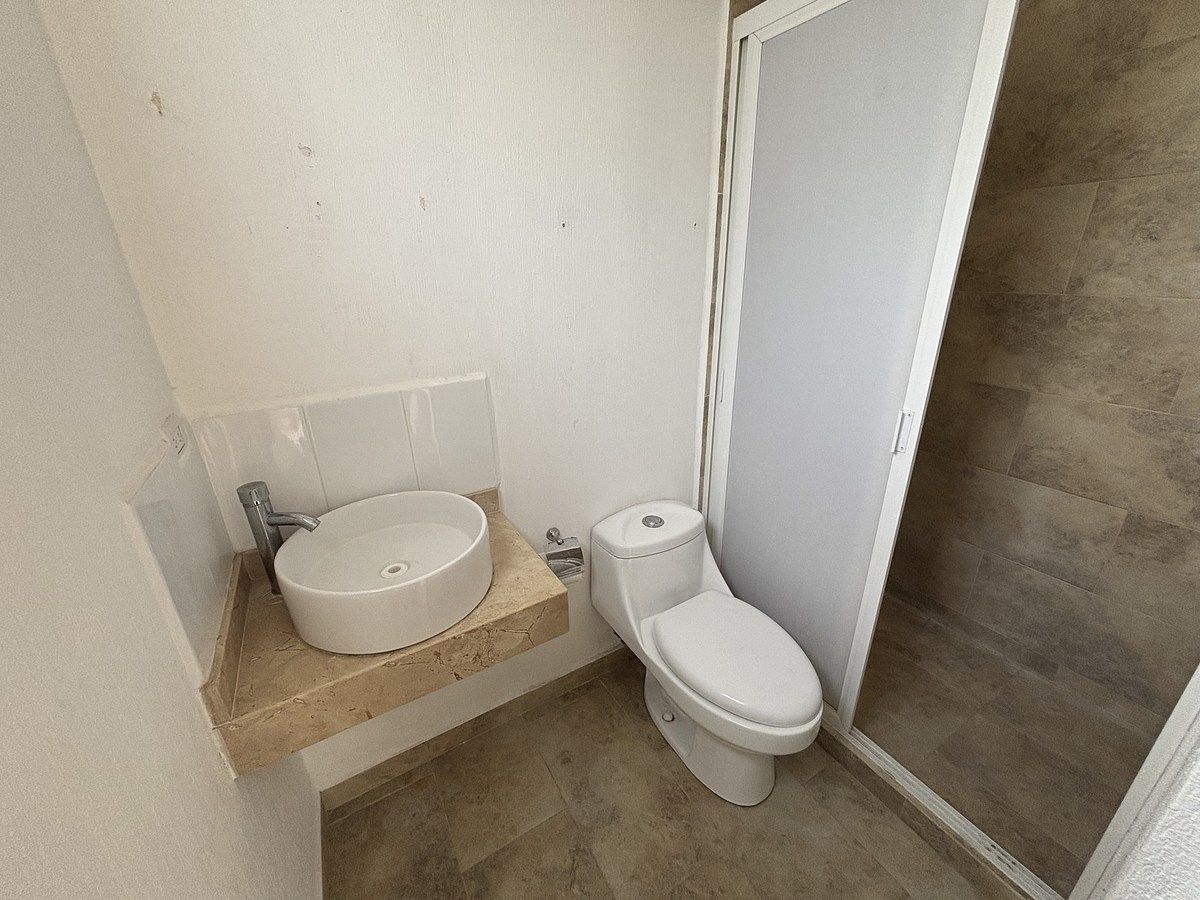 16 of 16: Baño habitaciones principal