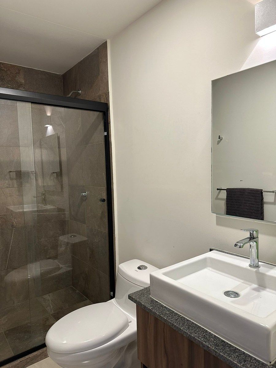 7 of 10: Baño área común