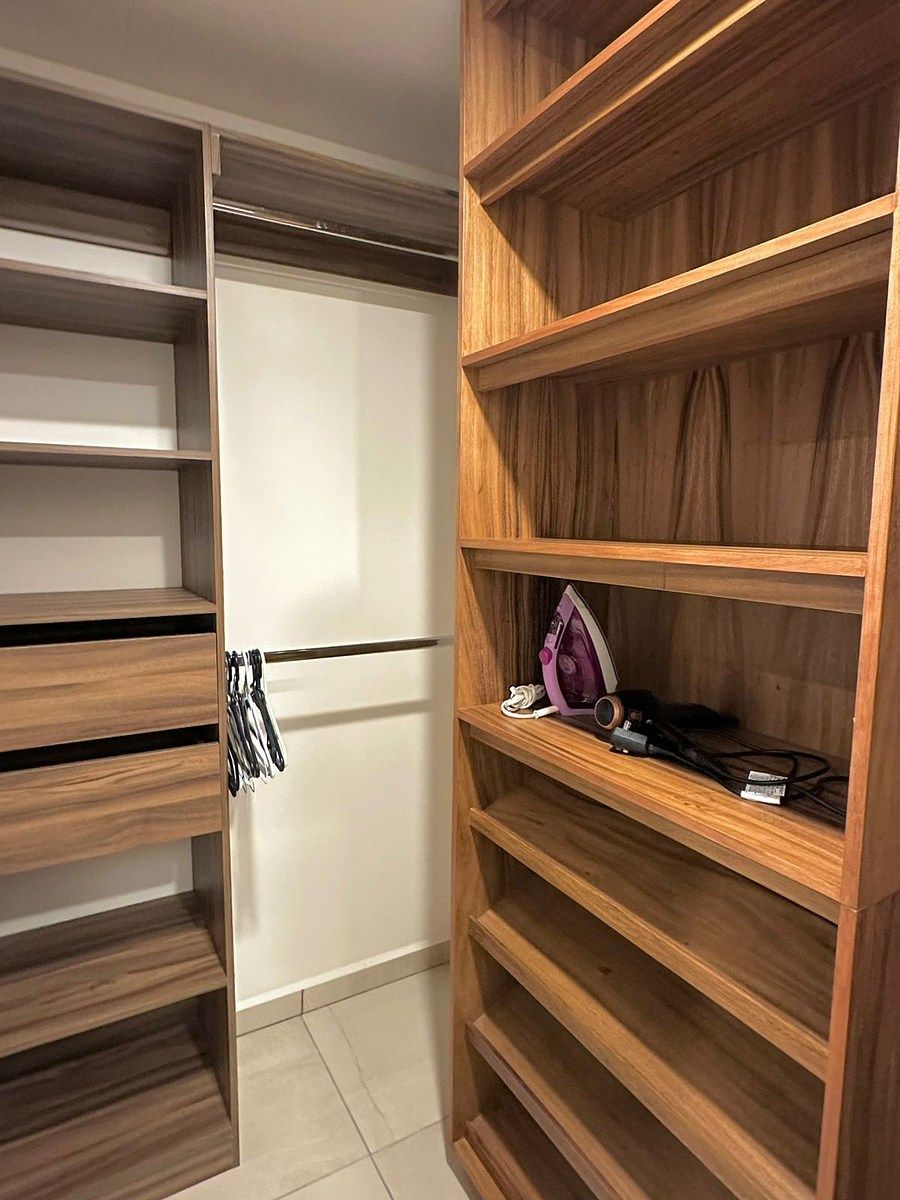 8 of 10: Vestidor recamara principal