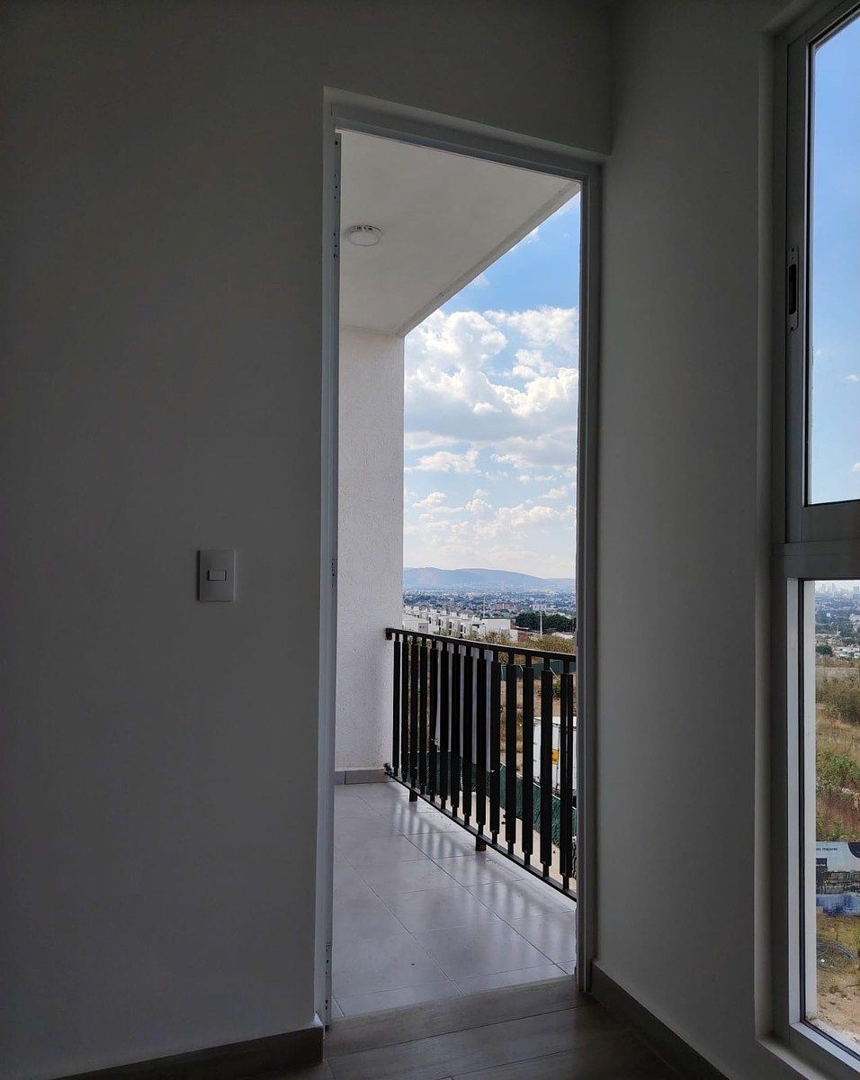 10 of 26: Balcon Recamara principal