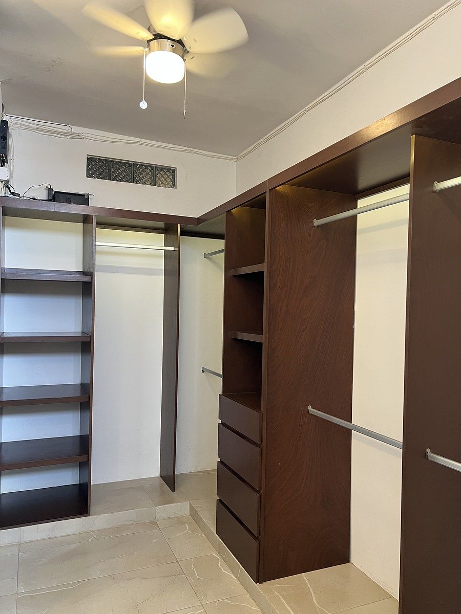 24 of 36: CLOSET VESTIDOR