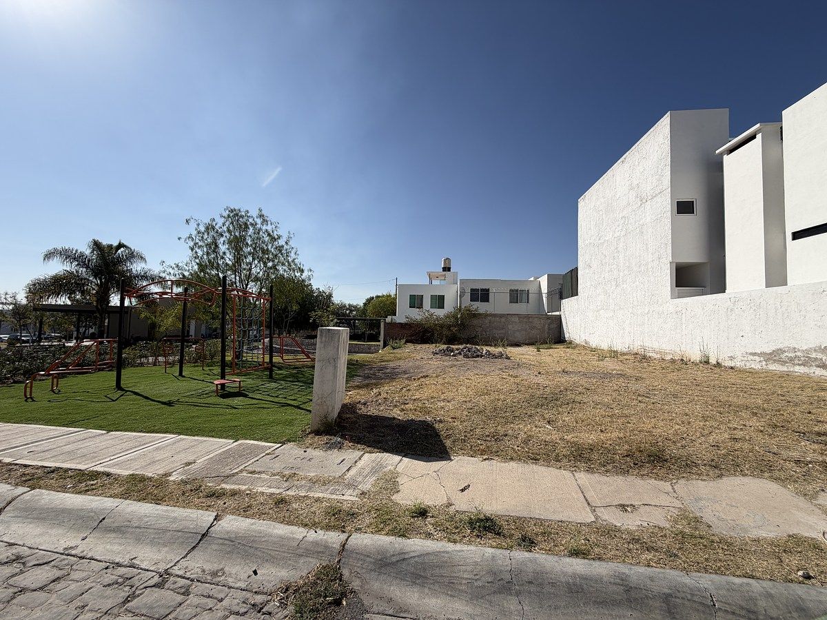 1 de 12: Colinda con áreas verdes