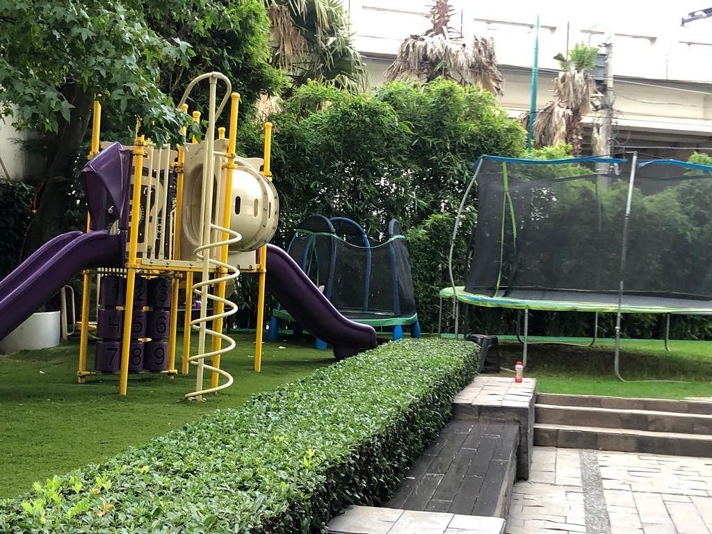 24 of 50: Area de juegos Infantiles