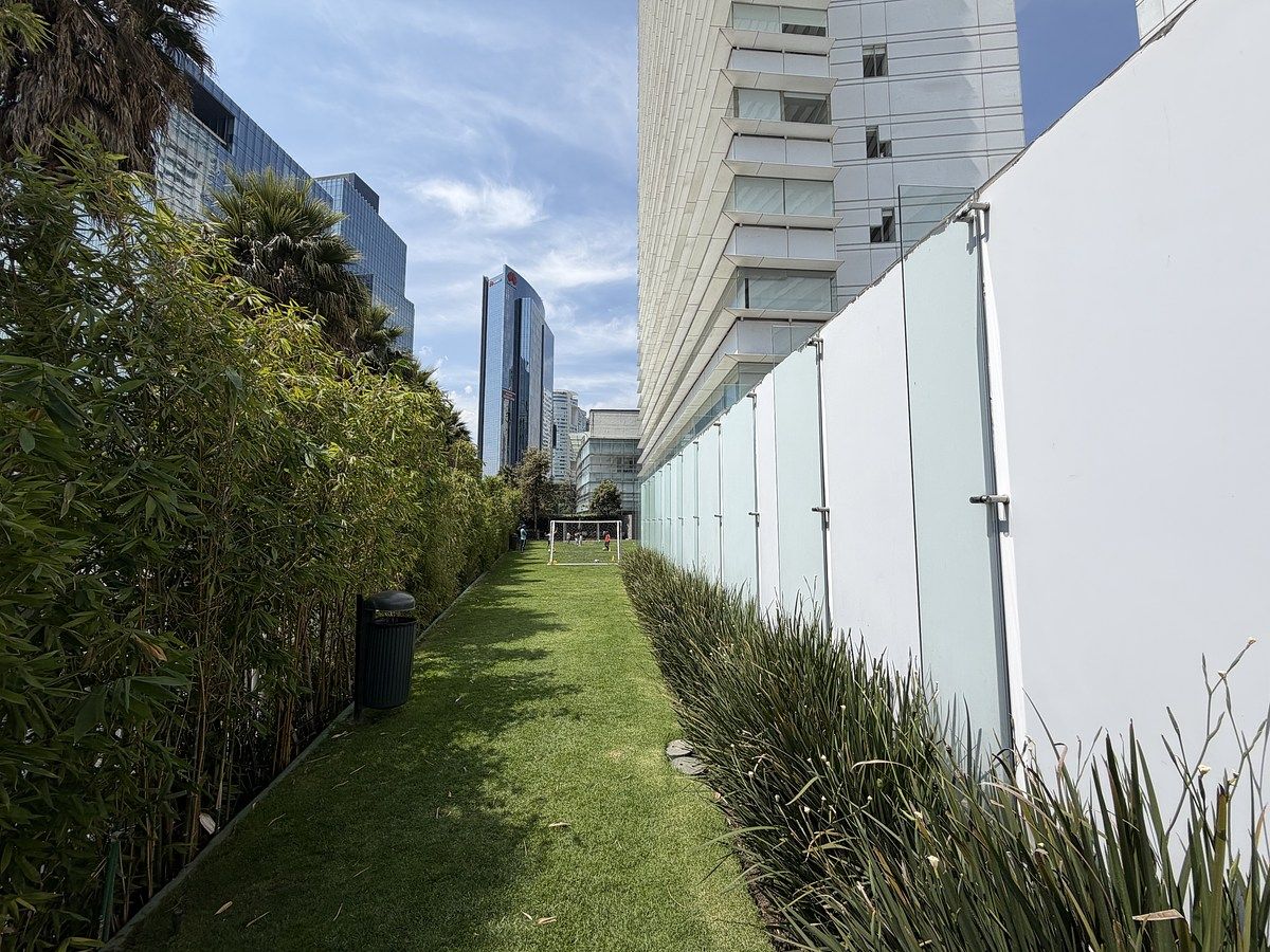 25 of 50: Jardín con canchas Futbol