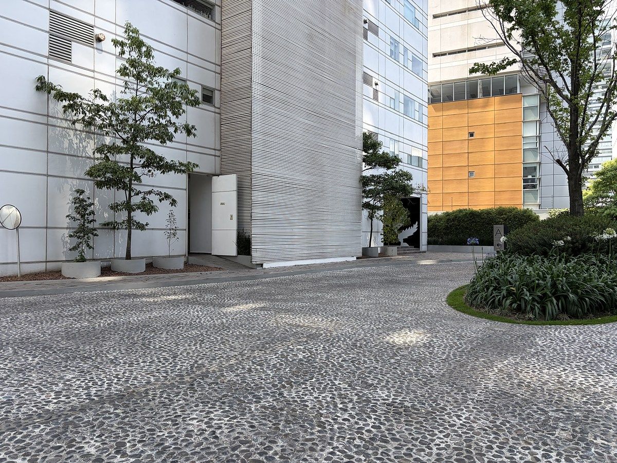 2 of 51: Area Exterior