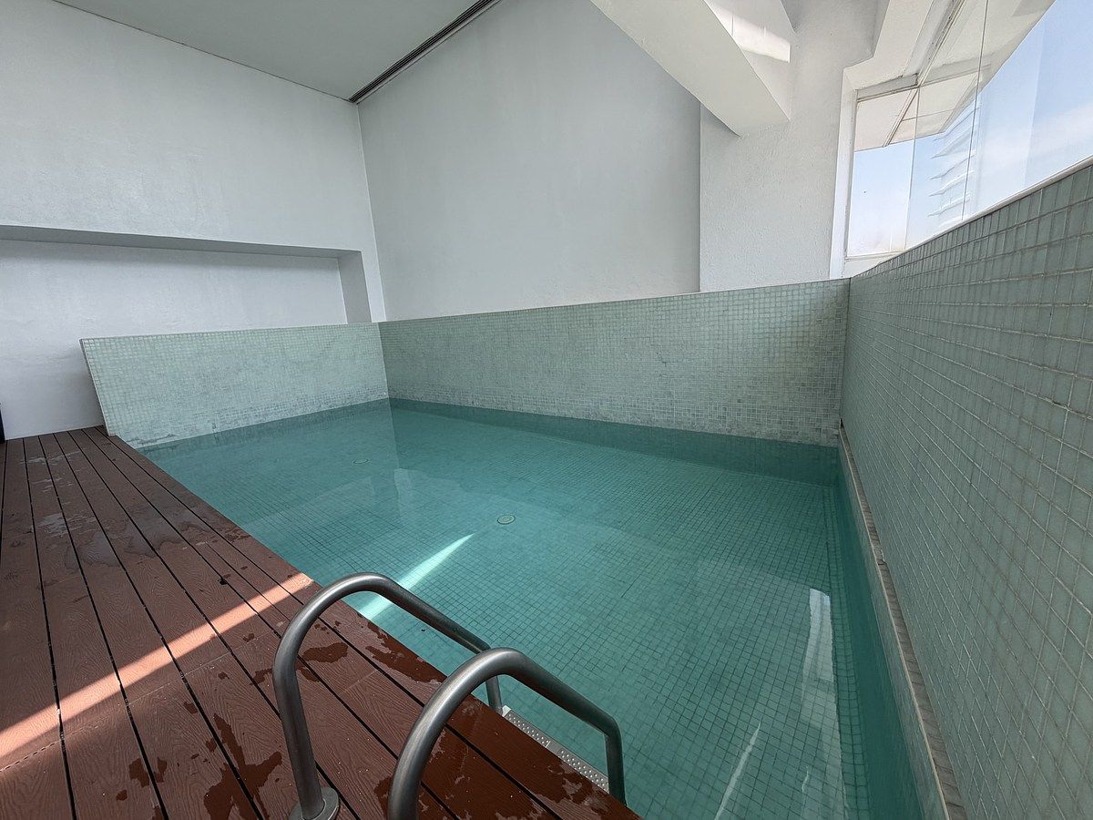 37 of 50: Alberca Interior