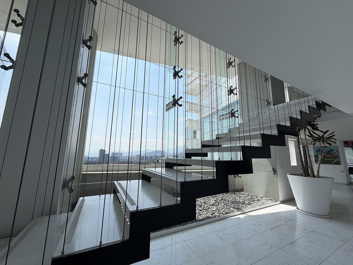 45 of 50: Escalera hacia Gimnasio y Alberca Interior