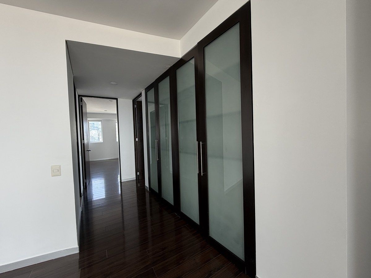 18 of 50: Pasillo hacia Recamaras