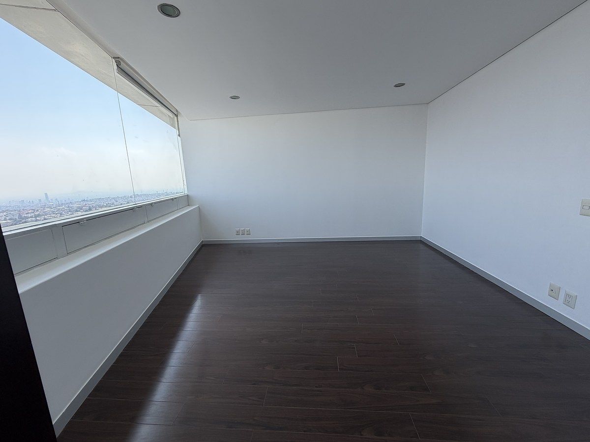 10 of 50: Segunda Recámara