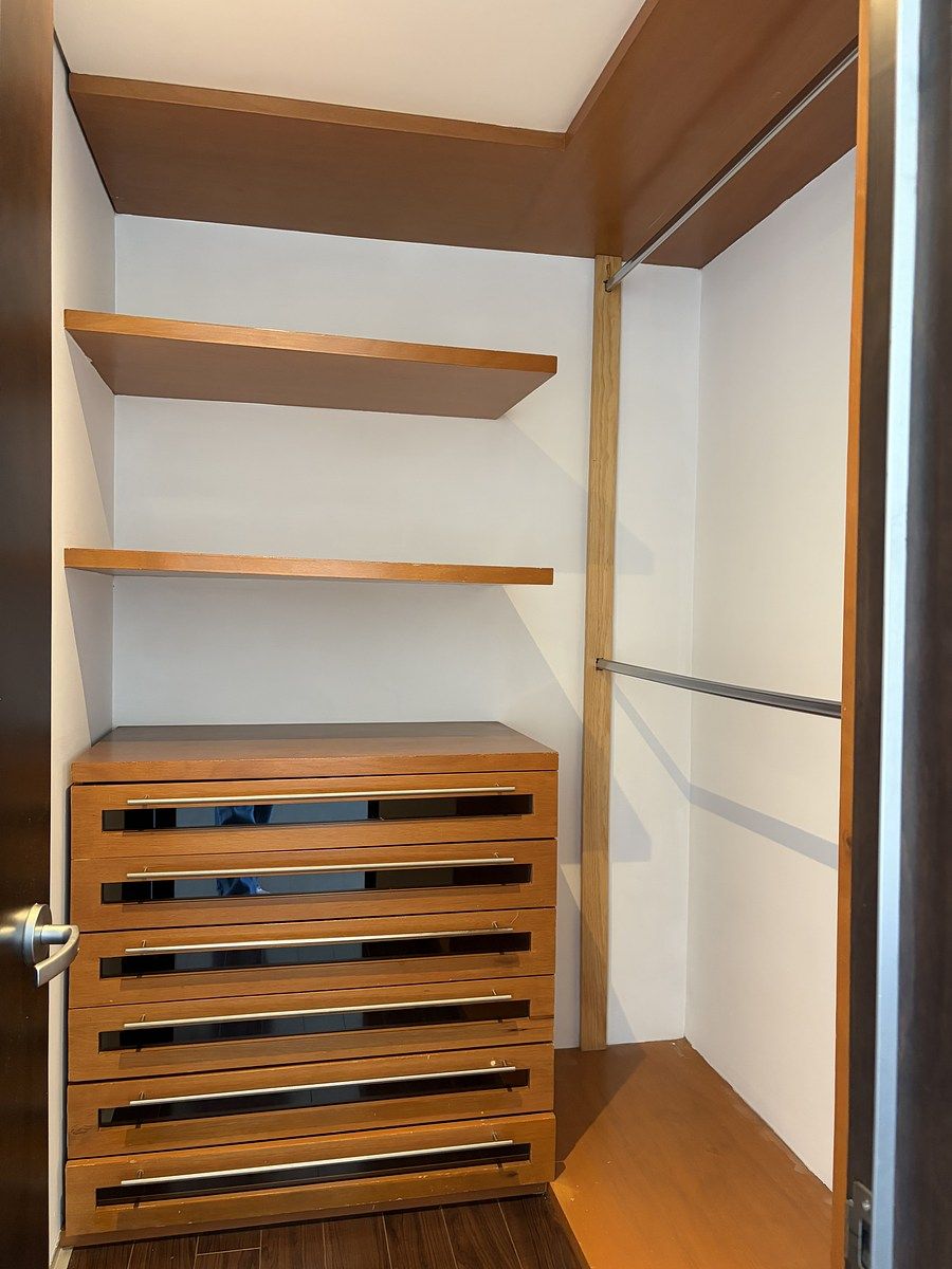 11 of 50: Segundo Closet