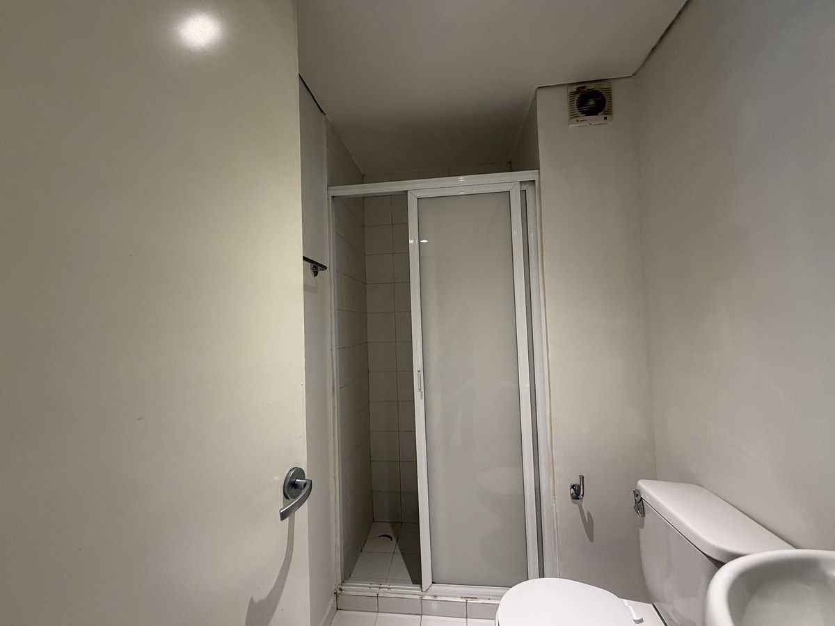 49 of 50: Baño de Servicio