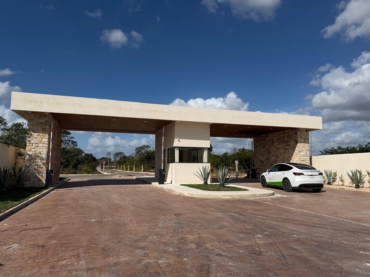 4 de 23: Acceso Privada Jade Etapa 1 - Ciudad Central Merida