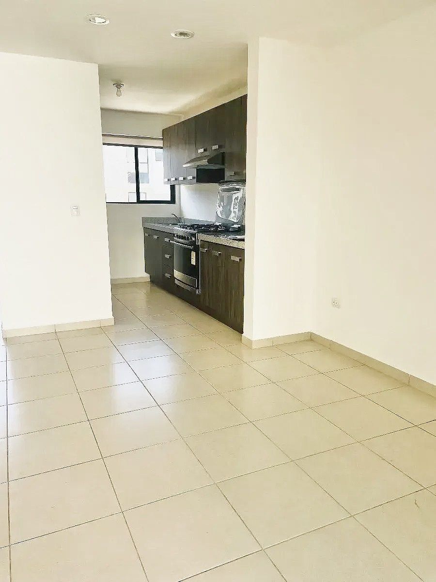 6 de 17: Sala y comedor abiertos .