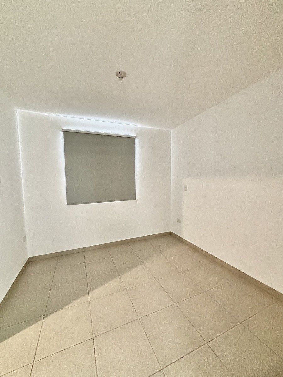 9 de 17: Recámara principal en PA con vestidor y baño completo .