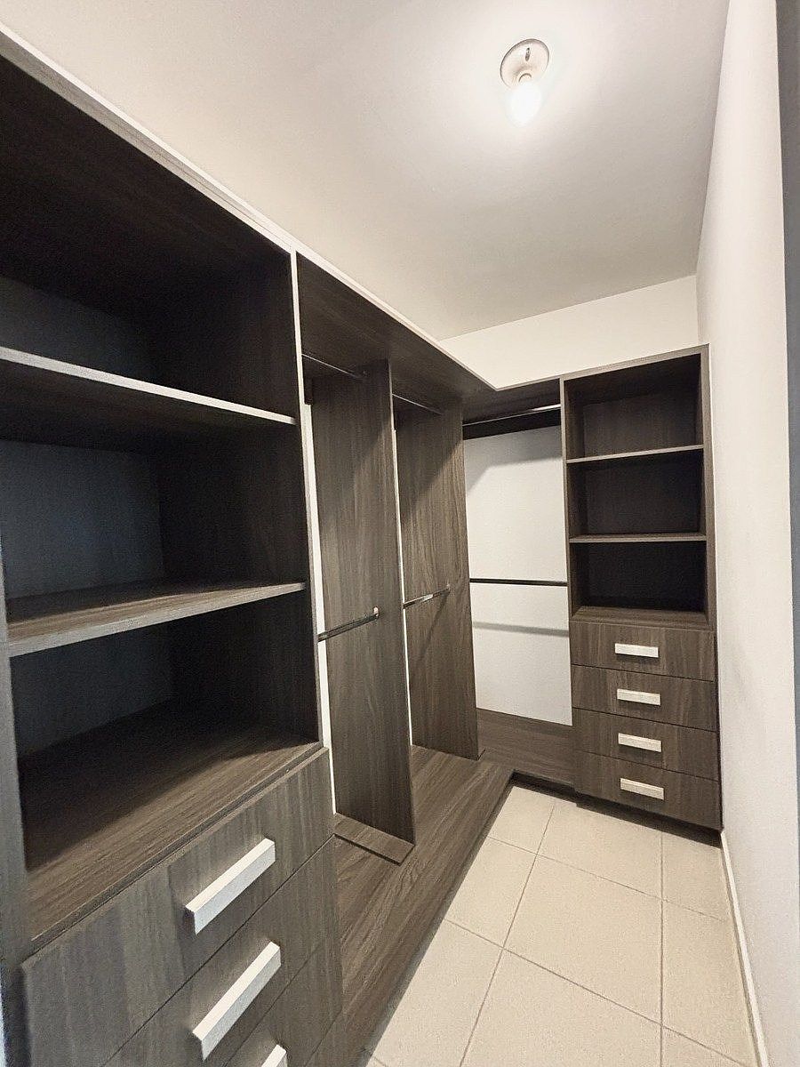 10 de 17: Vestidor en recámara principal.