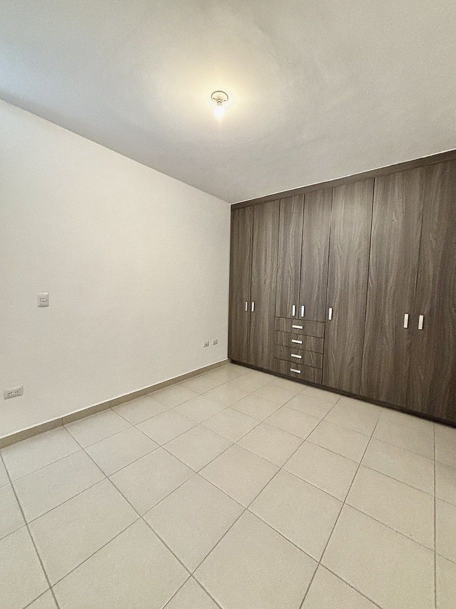 13 de 17: Recámara secundaria con amplio clóset de piso a techo .