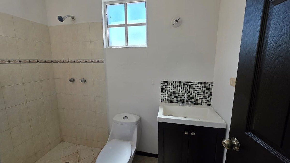 18 of 24: BAÑO COMPLETO