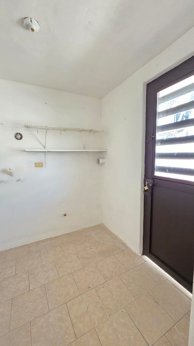 21 of 24: LAVANDERIA TECHADA