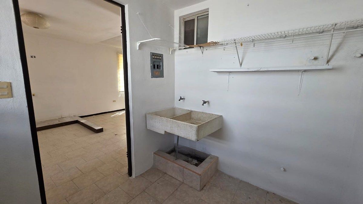 20 of 24: LAVANDERIA TECHADA