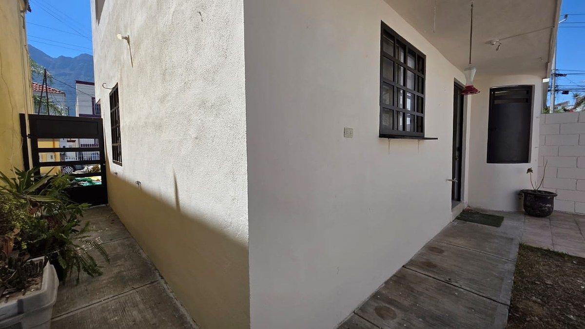 23 of 24: PATIO CON PASILLO LATERAL CON REJA