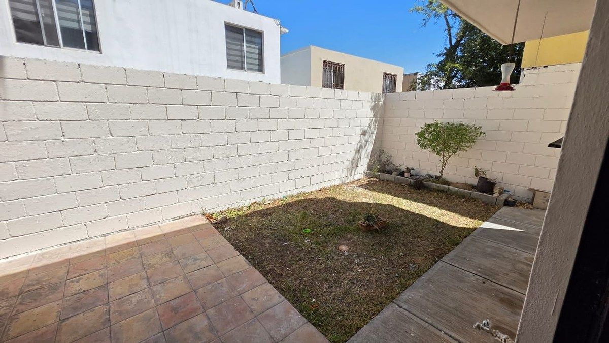 22 of 24: PATIO CON JARDIN