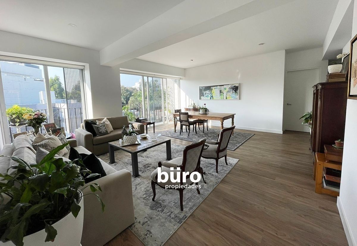 3 de 16: Sala comedor amplia e iluminada con balcón