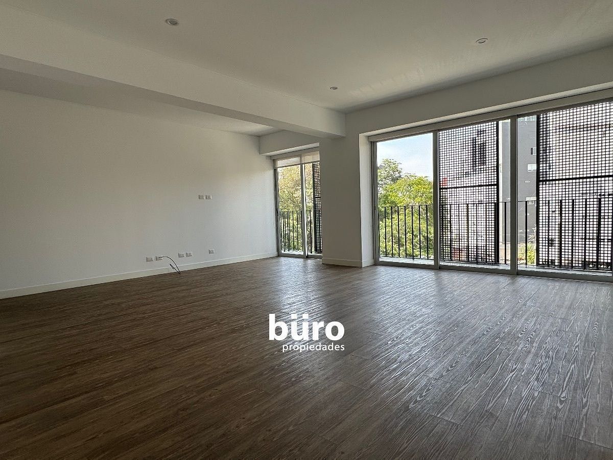 4 de 16: Sala comedor amplia e iluminada con balcón