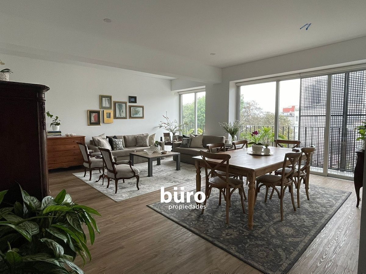 7 de 16: Sala comedor amplia e iluminada con balcón