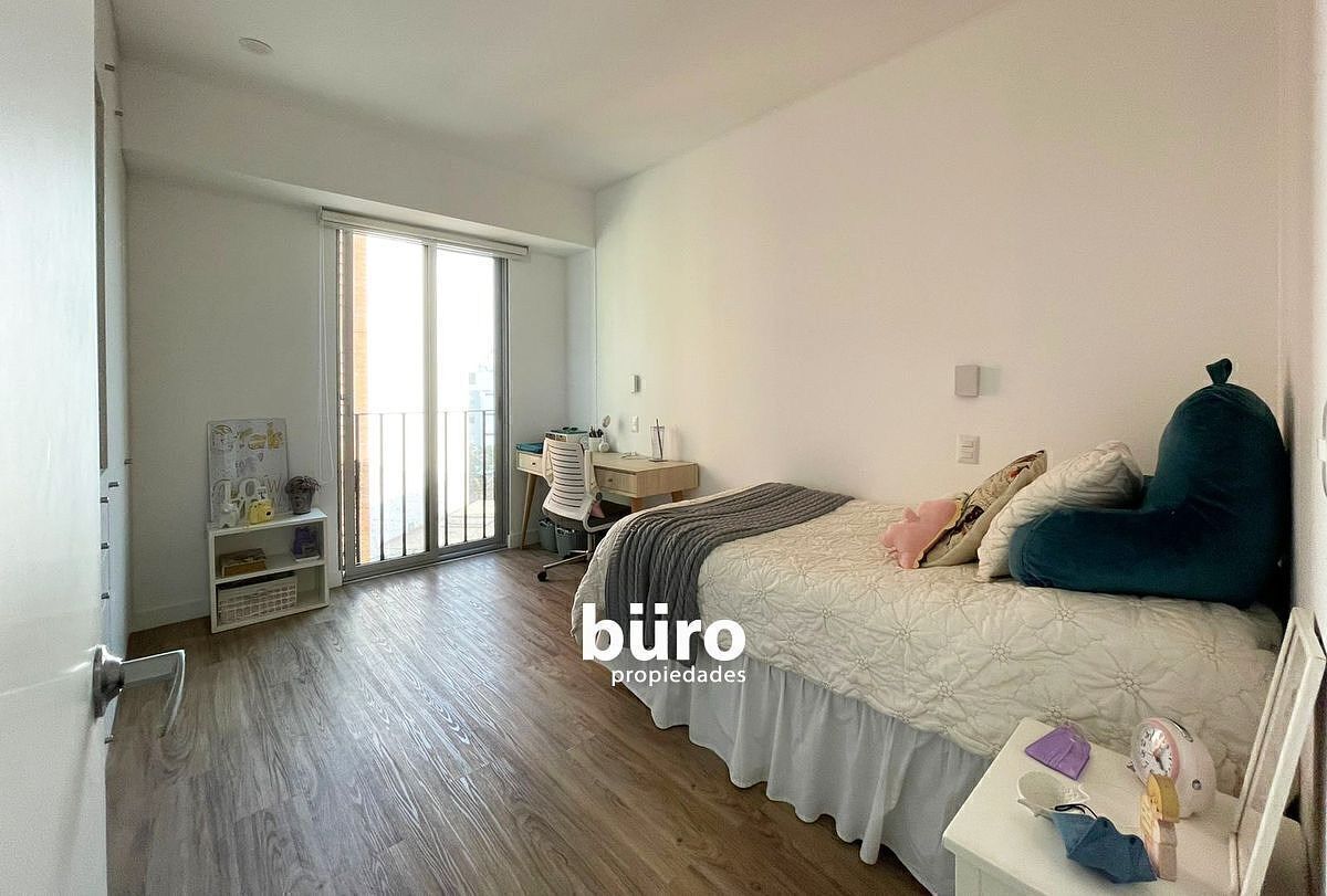 11 de 16: Dormitorio secundario con balcón