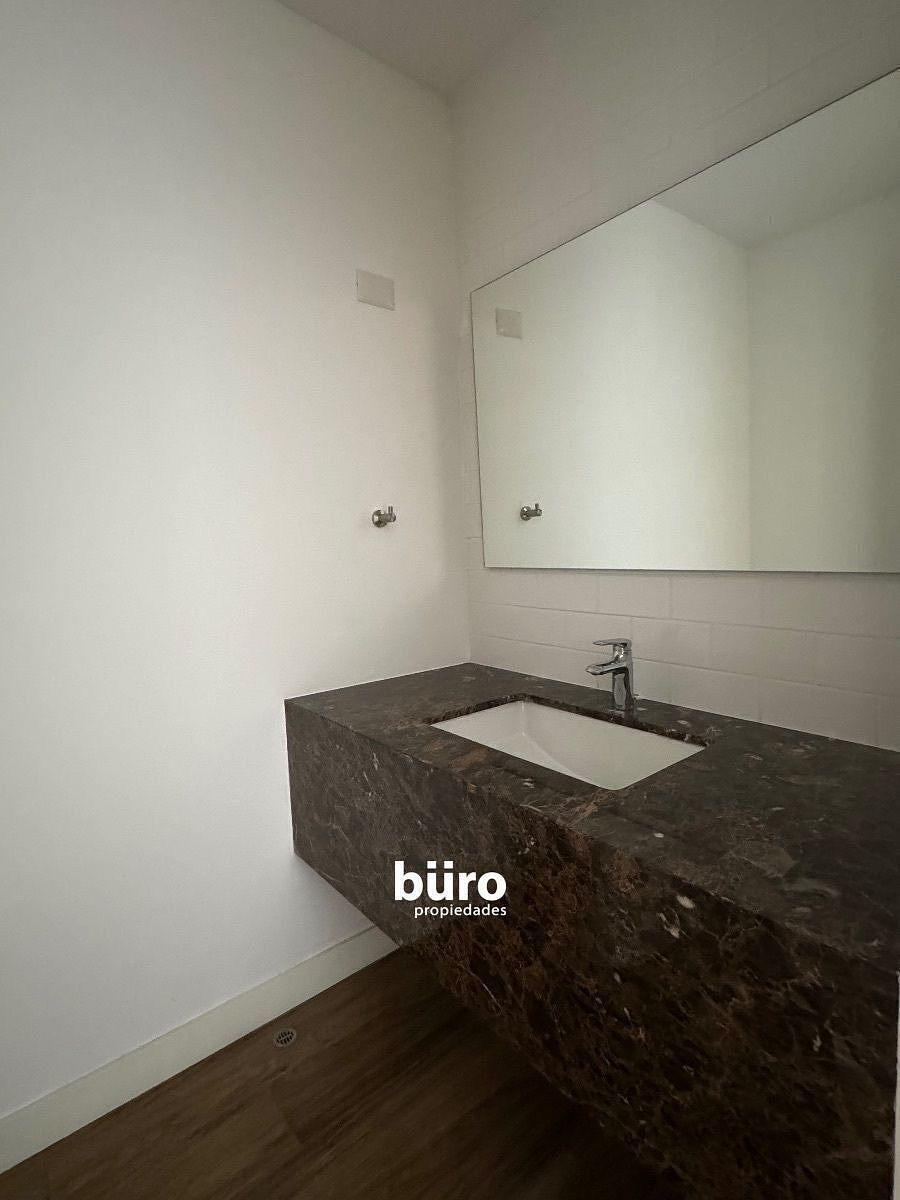 13 de 16: Baño de visita