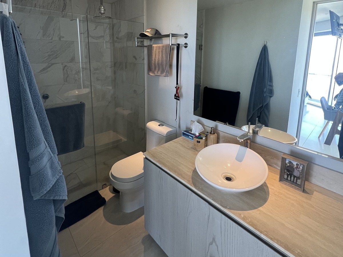 10 de 22: Baño completo principal