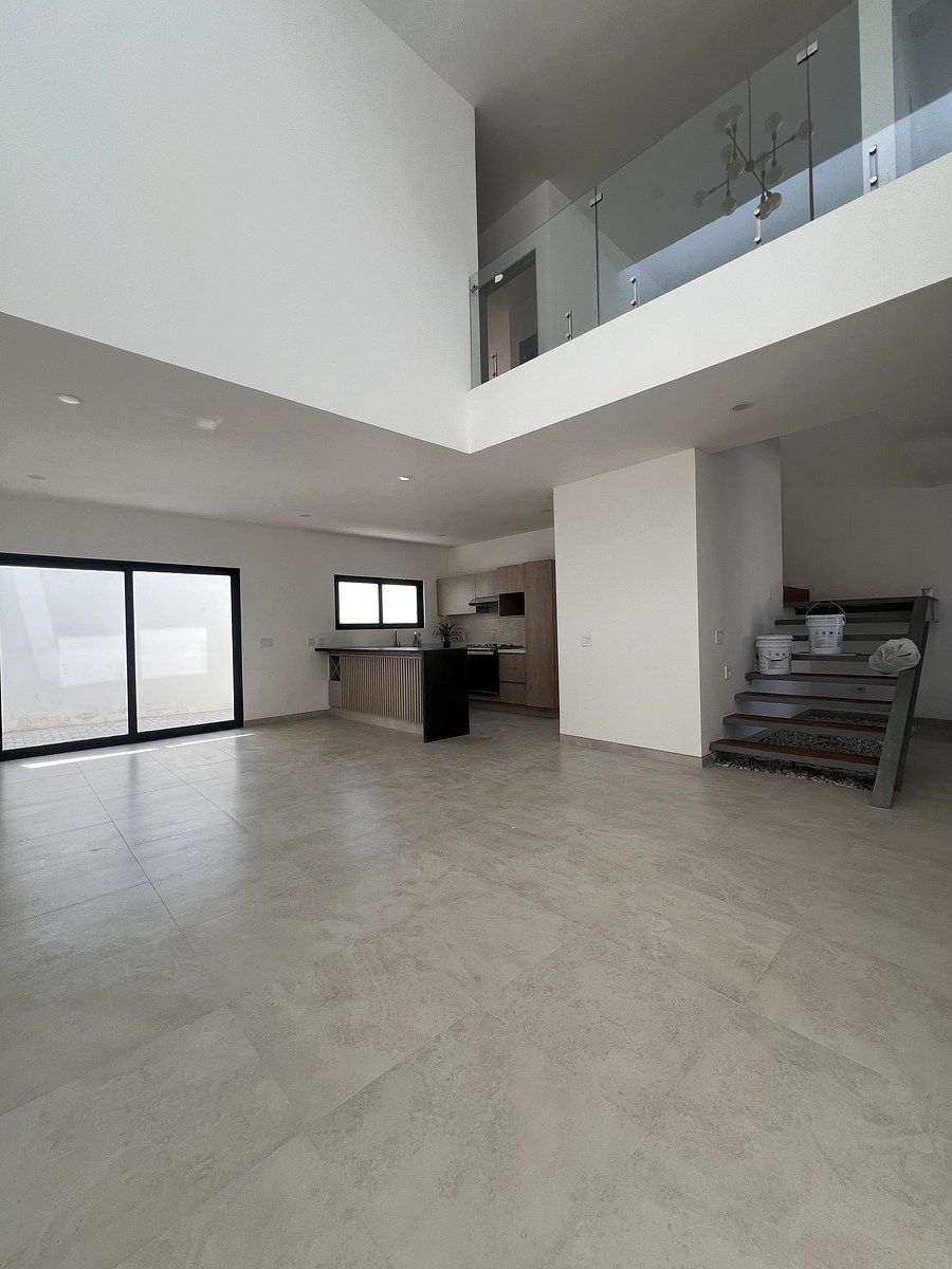 4 de 32: Sala y comedor doble altura.