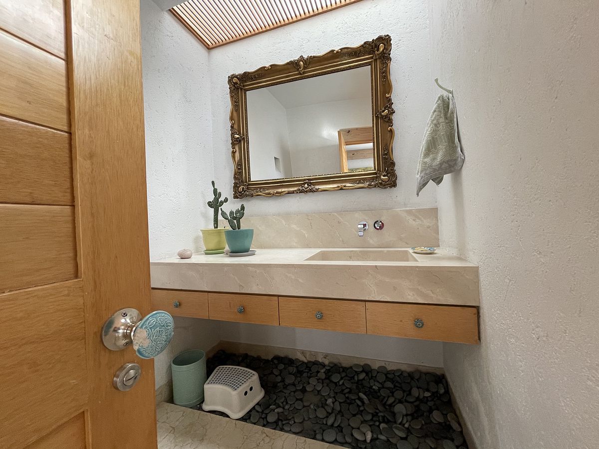 5 of 32: Baño Visitas