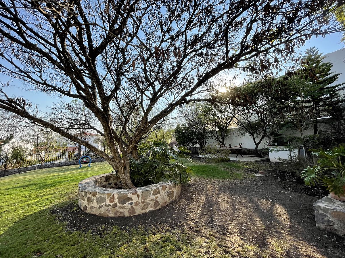 9 of 32: Jardín con Asador