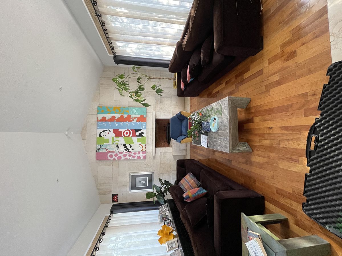 20 of 32: Sala c/Chimenea