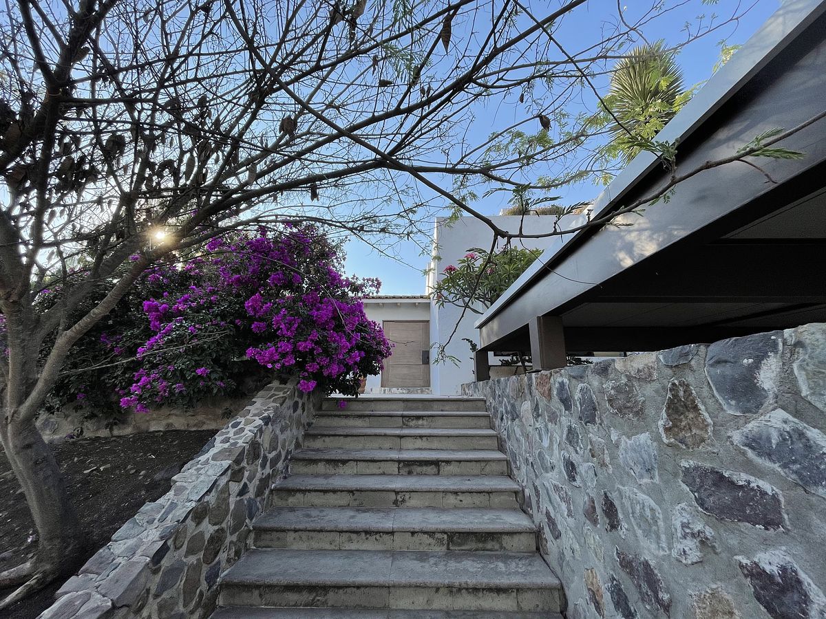 24 of 32: Acceso Calle