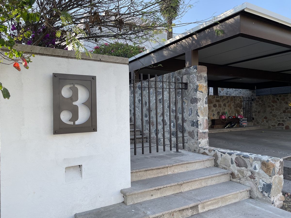 27 of 32: Acceso Calle