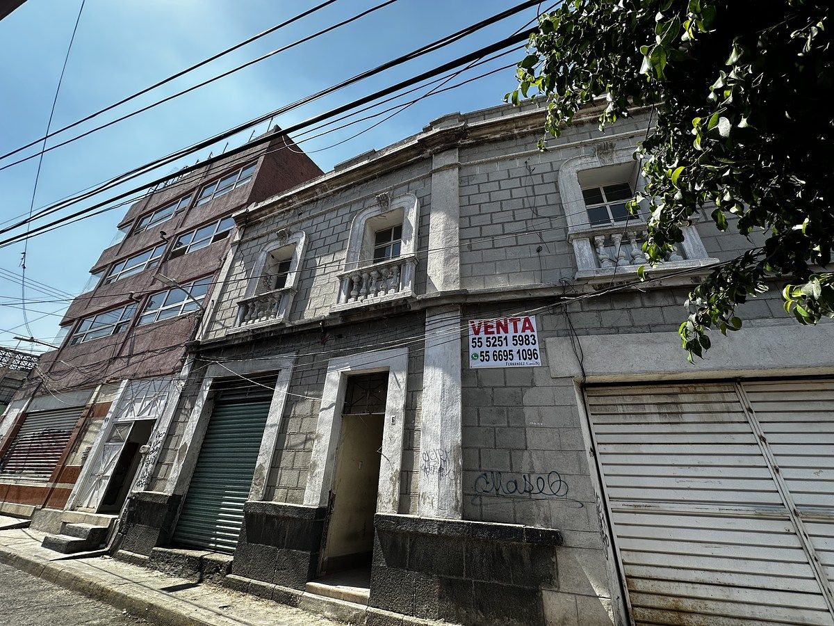2 de 11: Casa junto al edificio