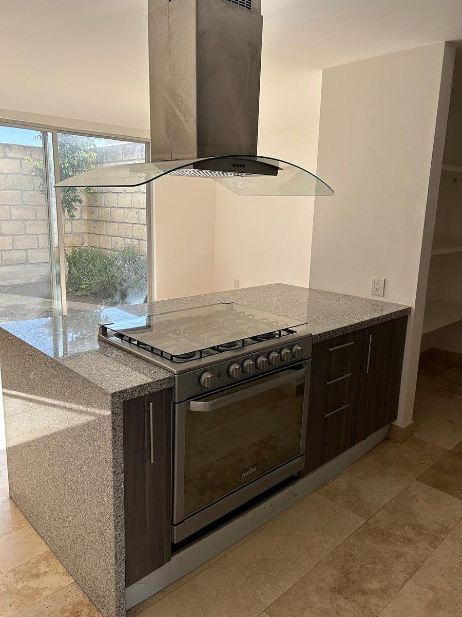 9 of 36: COCINA EQUIPADA