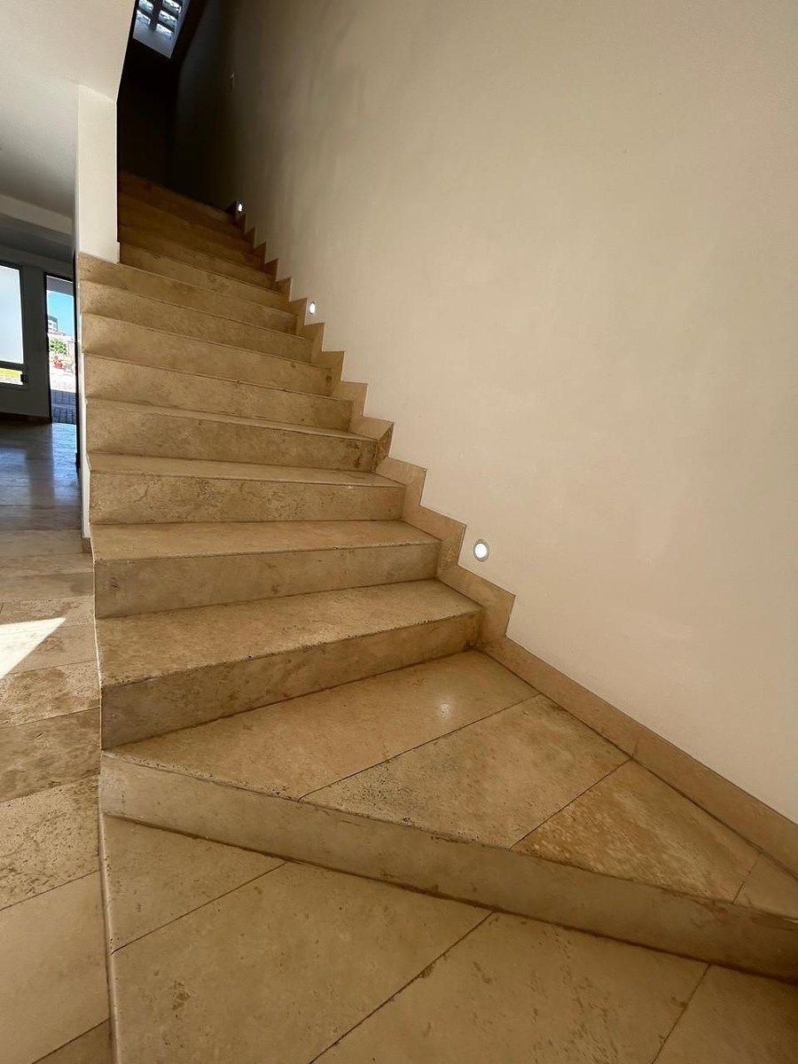 14 of 36: ESCALERA ILUMINADA