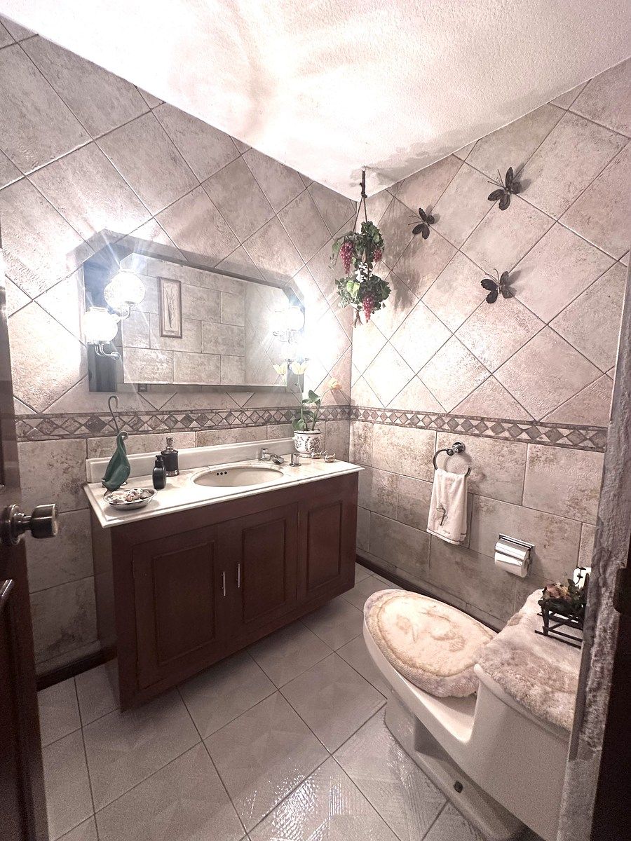 12 de 42: Baño de Visitas