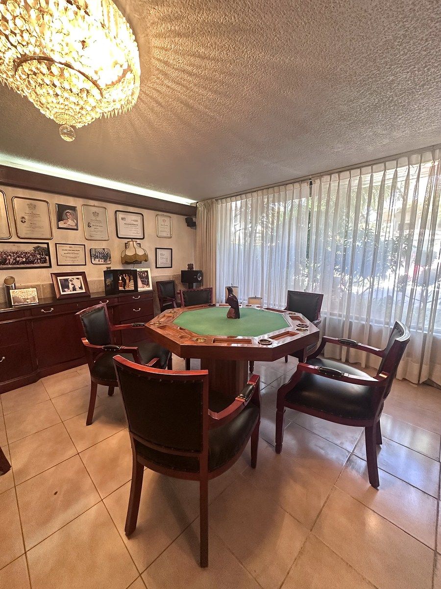 14 de 42: Salón de Juegos