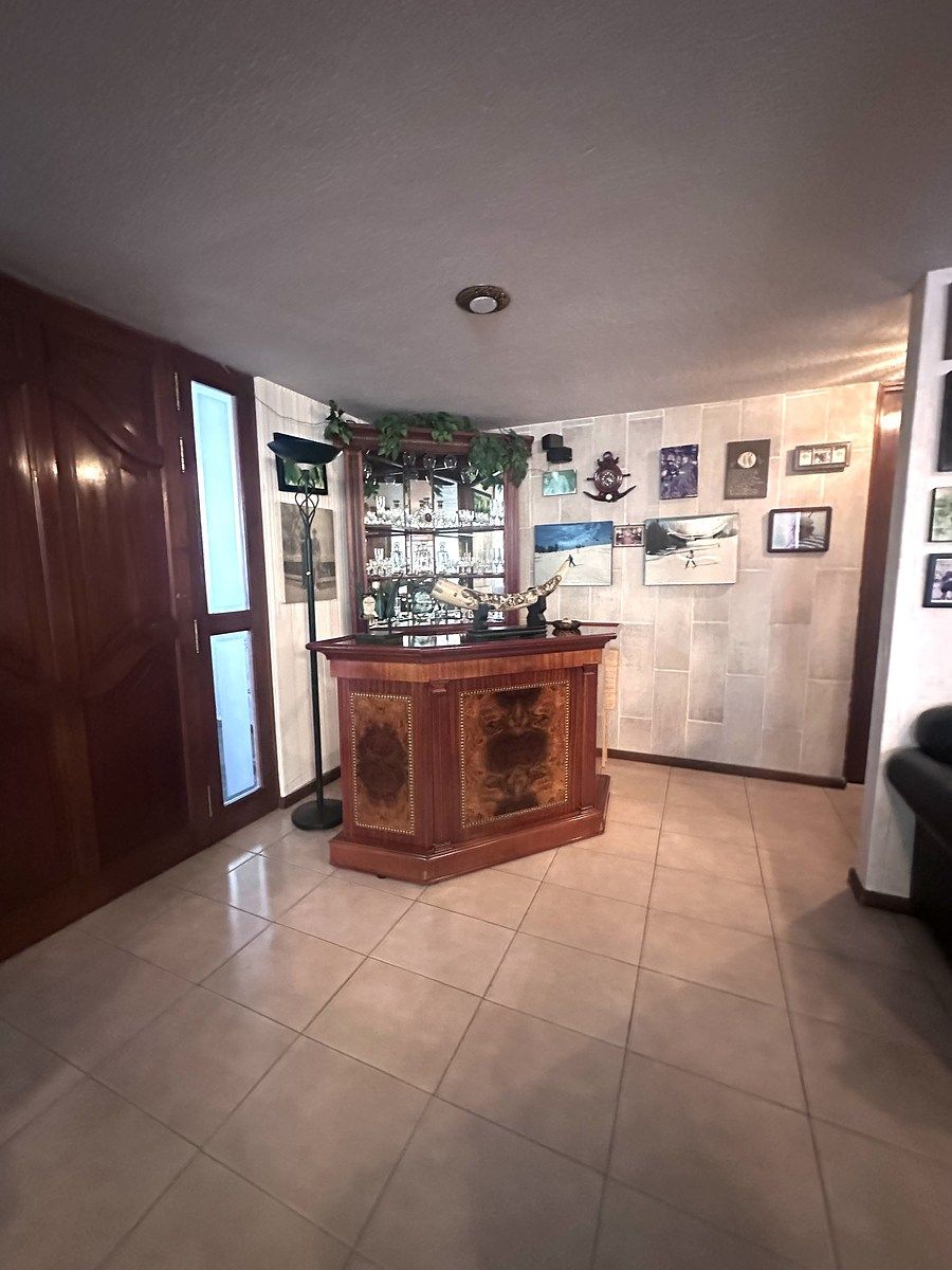 15 de 42: Bar en Salón de Juegos