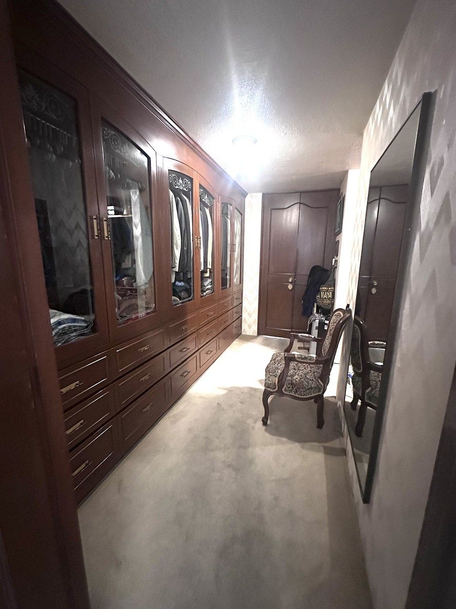 24 de 42: Vestidor de Recámara Principal