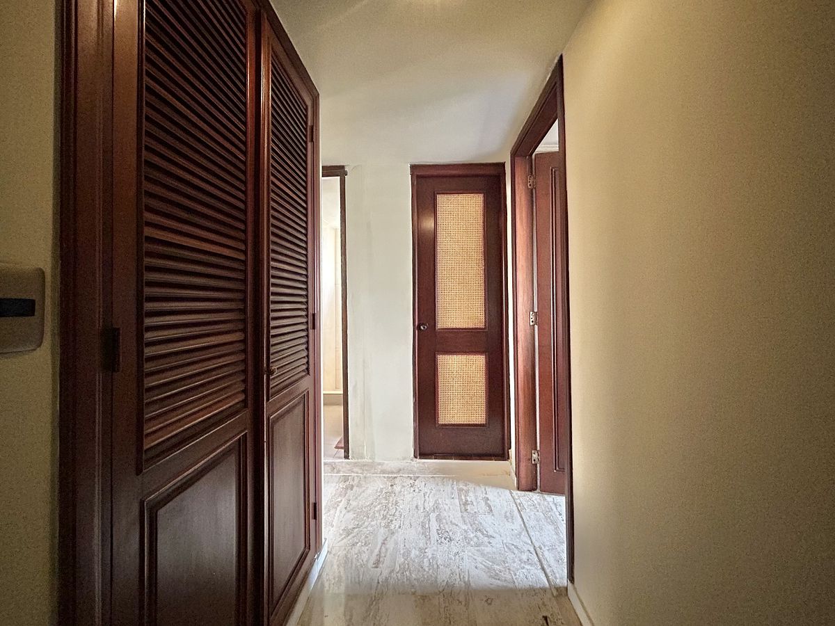 6 de 16: Pasillo, closet ropa blanca