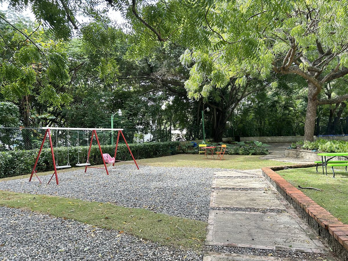 15 de 16: Jardín, área de niños