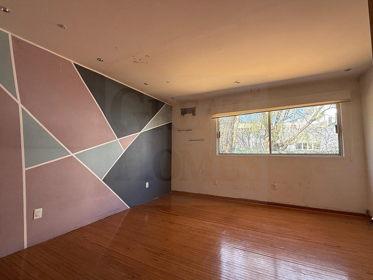 12 of 16: Recamara con vista al jardín