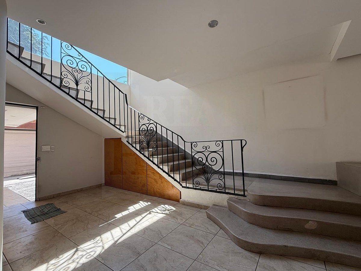 10 of 16: Escalera al primer nivel